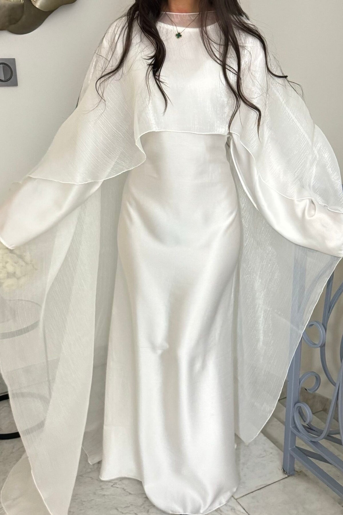 Cape-Kleid Manama